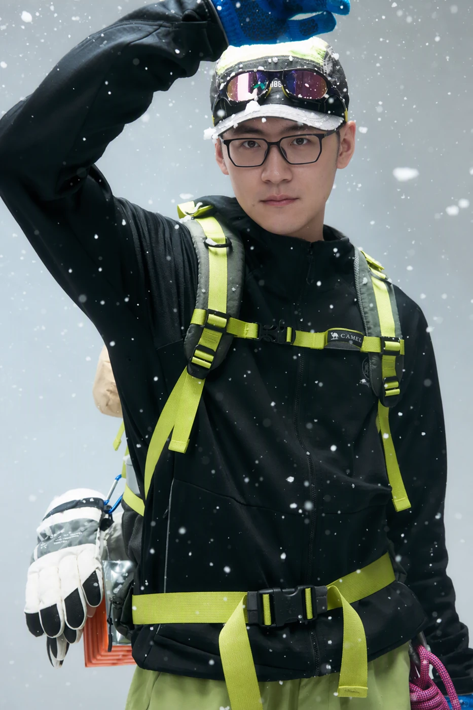 工作台已生成的雪地户外人脸替换作品，人物佩戴护目镜和背包